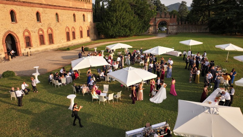 Drone per matrimoni vista aerea su invitati